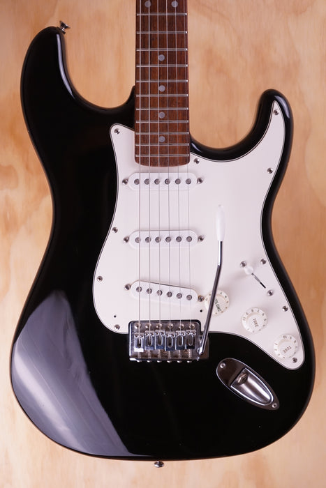 Squier Stratocaster in black, USED - Fair Deal Music